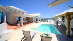 Villa de Standing rénovée – Pieds dans l’eau -Vue mer imprenable – 4 chambres – Le Moule