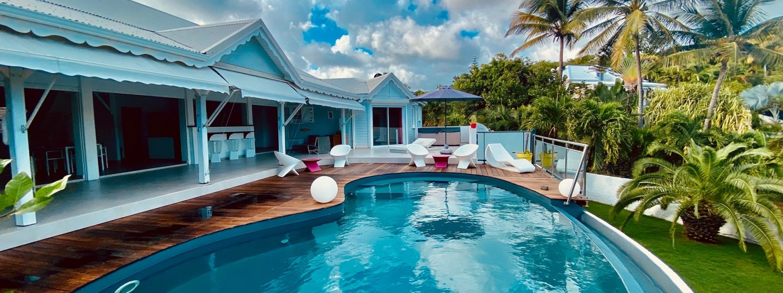 VILLA 4 CHAMBRES – PISCINE + F2 INDEPENDANT – SAINTE – ANNE