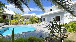 VILLA D’ARCHITECTE – 3 CHAMBRES – 1 BUNGALOW – PISCINE – SAINTE-ANNE