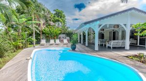 VILLA CREOLE 3 CHAMBRES-PISCINE-ACCES RIVIERE