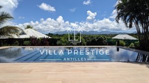 VILLA CONTEMPORAINE AVEC VUE PANORAMIQUE SUR LES MONTAGNES