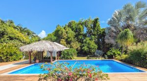 VILLA DE CHARME AVEC BUNGALOW, PISCINE ET GARAGE – 5 MINUTES DU CENTRE DE SAINT-FRANÇOIS