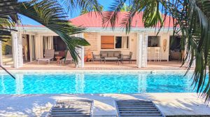 SUPERBE VILLA CREOLE AVEC PISCINE ET ACCES MER – POINTE DES CHATEAUX