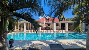 SUPERBE VILLA CREOLE AVEC PISCINE ET ACCES MER – POINTE DES CHATEAUX