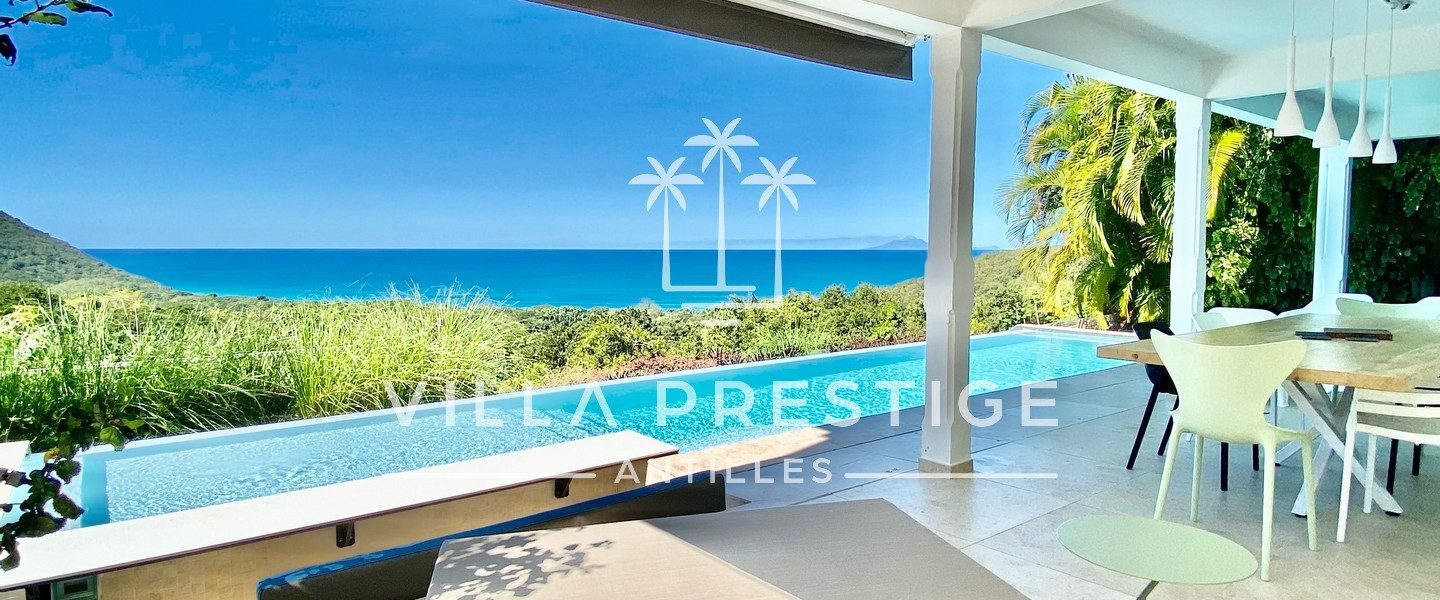 VILLA CREOLE DE CARACTERE AVEC VUE MER – PISCINE – DESHAIES