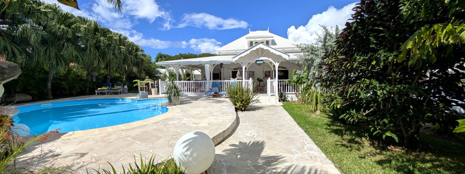 VILLA CRÉOLE DE CHARME AVEC PISCINE ET BUNGALOW INDÉPENDANT, AU CŒUR D’UN ÉCRIN TROPICAL